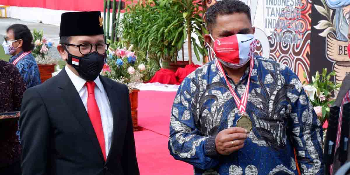 pt-freeport-anugerahi-service-award-tiga-pekerjanya